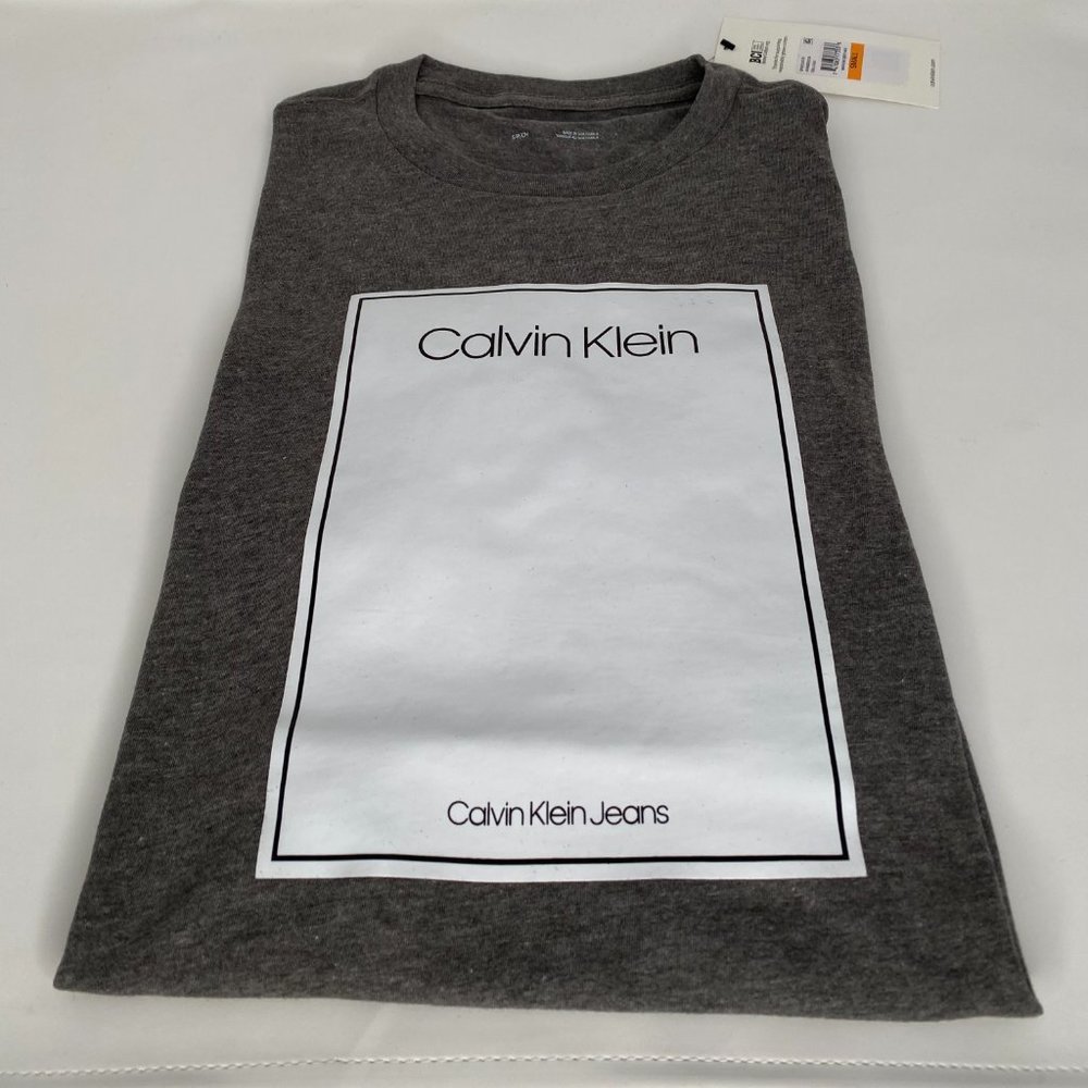 Calvin Klein  Logo Graphic T-Shirt Unisex  Small